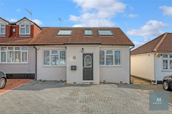 4 Bedroom Bungalow To Rent In Court Avenue, Romford, RM3