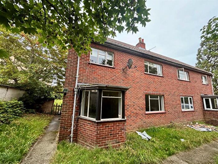 3 Bedroom Semi Detached House For Sale In Polebarn Road, Trowbridge, BA14