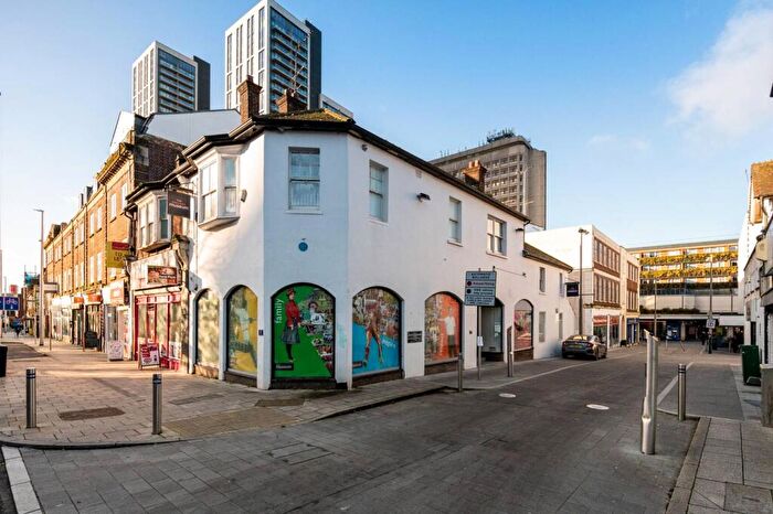 2 Bedroom Flat To Rent In Woking, Surrey, Woking, GU21