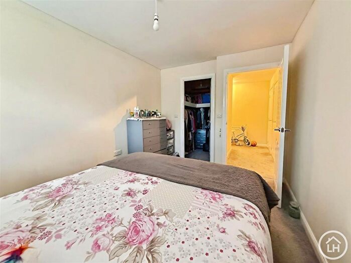 2 Bedroom Flat For Sale In Easton Drive, Sittingbourne, Kent, ME10