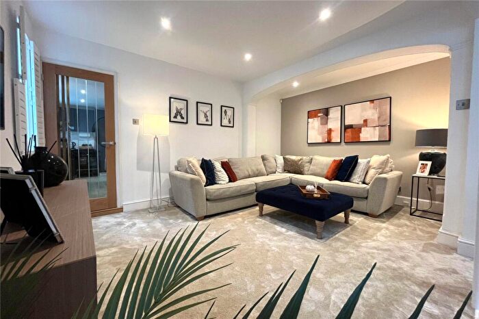 1 Bedroom Flat For Sale In Long Garden Walk, Farnham, Surrey, GU9