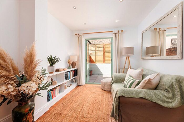 2 Bedroom Maisonette For Sale In Merton Road, London, SW18