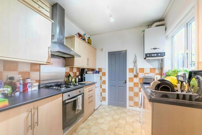 2 Bedroom Flat To Rent In Simonside Terrace, Heaton, Newcastle Upon Tyne NE6