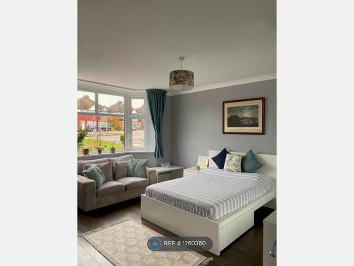 Studio To Rent In Mutton Lane, Potters Bar EN6