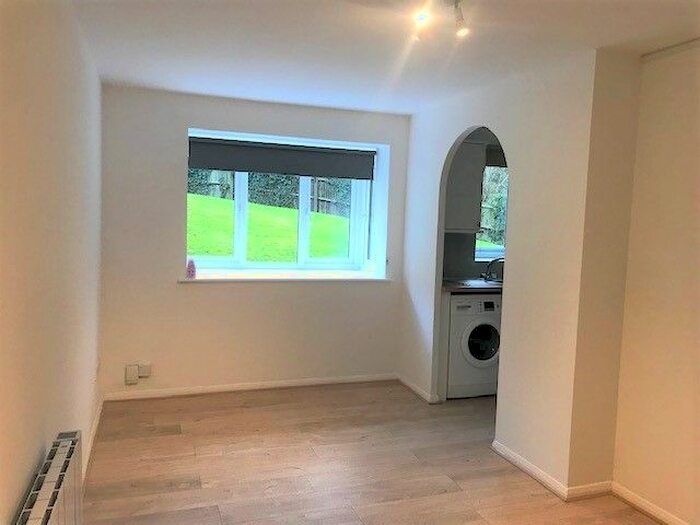 1 Bedroom Flat To Rent In Percy Gardens, Worcester Park, KT4
