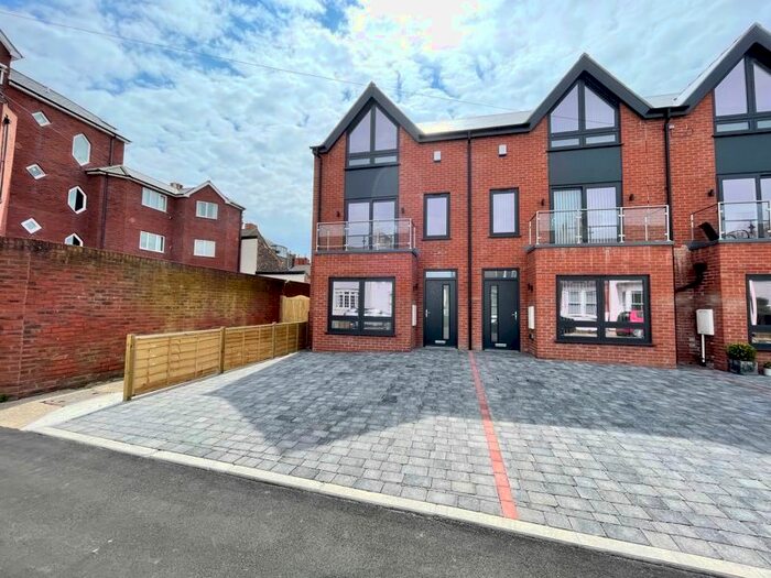 4 Bedroom Town House To Rent In Bradford Avenue, Cleethorpes, DN35