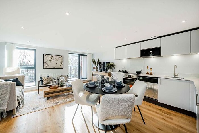 2 Bedroom Flat For Sale In Kingston Road, Wimbledon, SW20