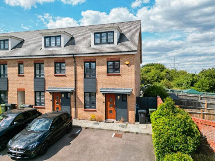 3 Bedroom End Of Terrace House For Sale In Candy Dene, Weldon, Ebbsfleet Valley, Swanscombe, Kent, DA10