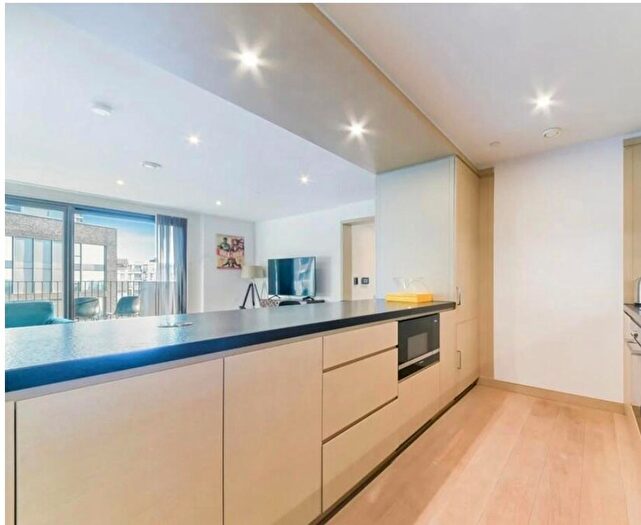 2 Bedroom Flat To Rent In Viaduct Gardens, London, SW11