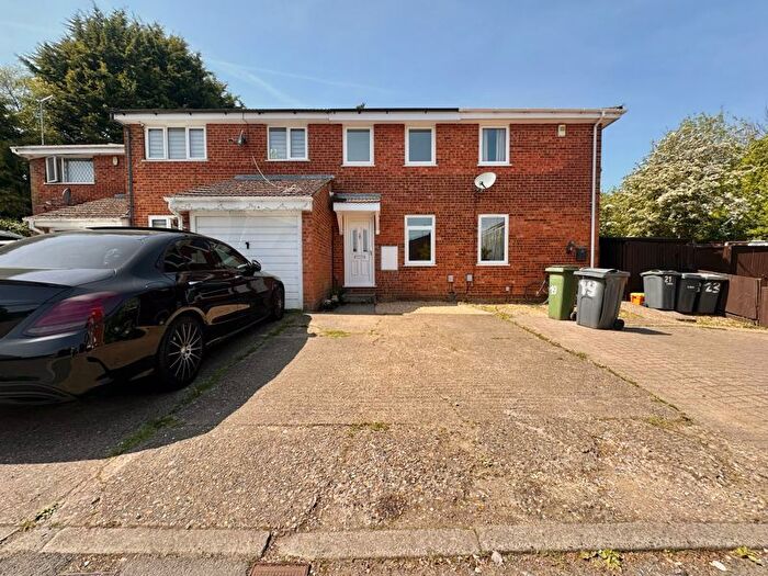 2 Bedroom Terraced House To Rent In Wolston Close, Luton, LU1
