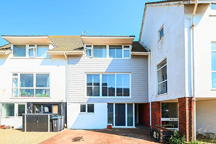 4 Bedroom Semi-Detached House To Rent In River Close, Shoreham, BN43