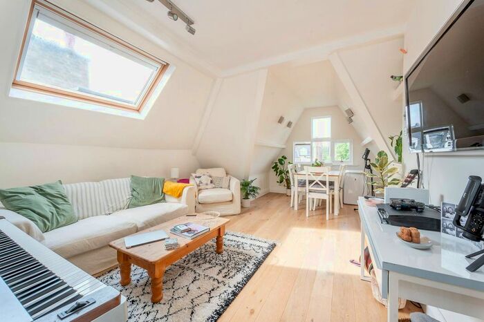 3 Bedroom Flat To Rent In Grove Park Gardens, Chiswick, London, W4