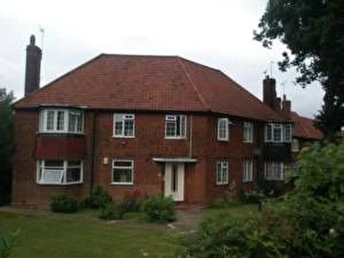 2 Bedroom Flat To Rent In Edgeworth Close, Hendon, NW4