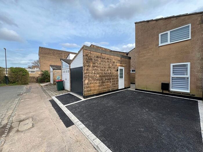 4 Bedroom Property To Rent In Linden Close, Crawley, RH10