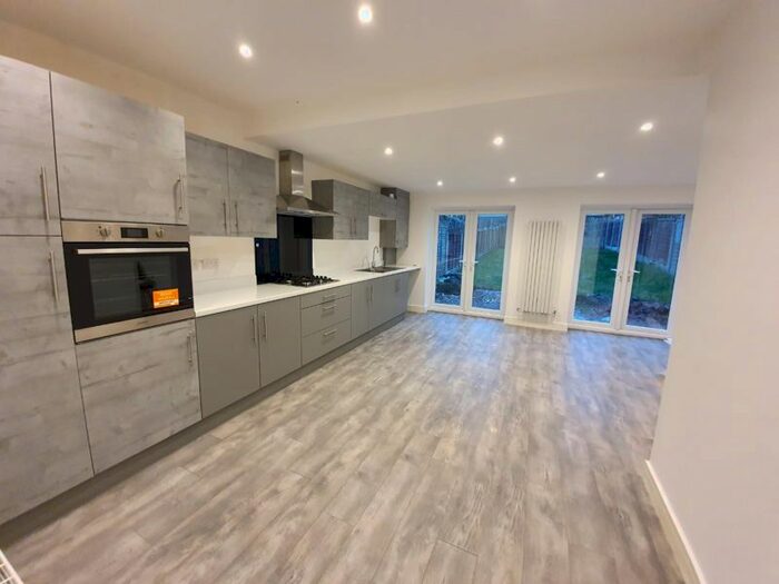 3 Bedroom Semi-Detached House To Rent In Warley Road, Oldbury, B68