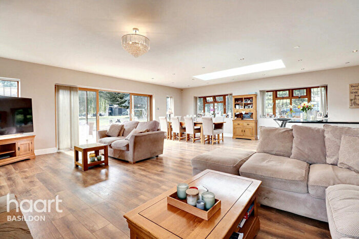 5 Bedroom Detached House For Sale In South Avenue, Basildon, SS16