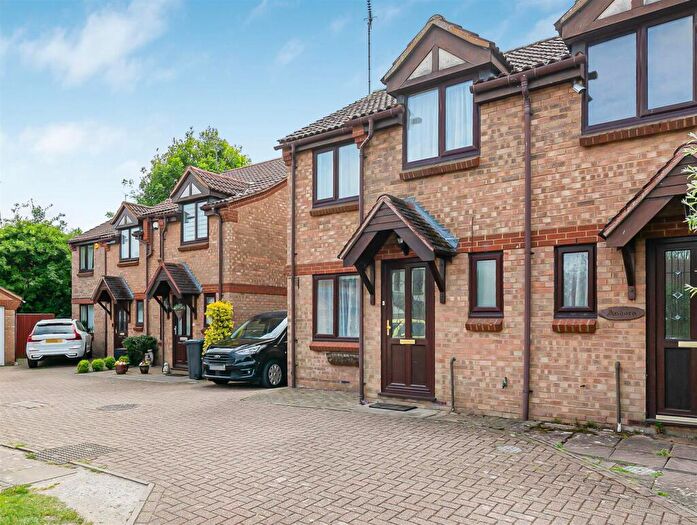 3 Bedroom Semi-Detached House For Sale In Motts Close, Watton At Stone, SG14