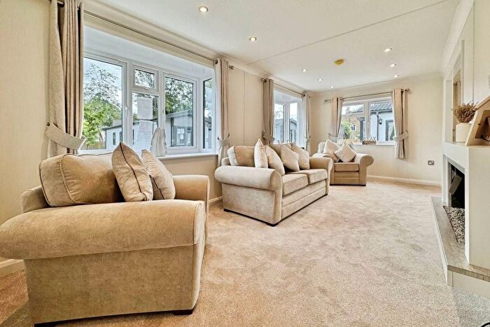 2 Bedroom Mobile/park Home For Sale In Wellington Road, Sandhurst, GU47