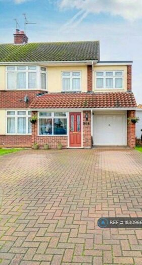 4 Bedroom Semi-Detached House To Rent In The Bramleys, Rochford, SS4