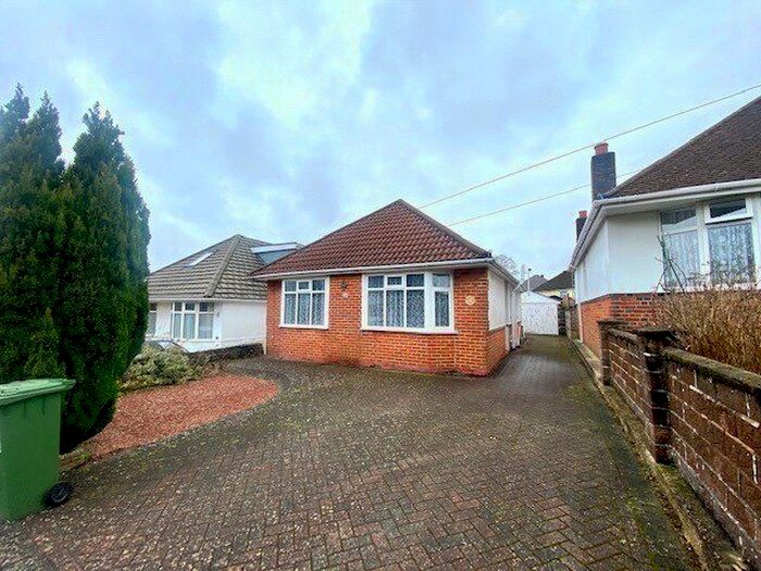 2 Bedroom Bungalow To Rent In South East Crescent, Southampton, Hampshire SO19