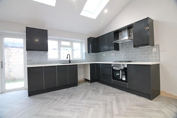 3 Bedroom Detached Bungalow To Rent In Snape Spur, Slough, SL1