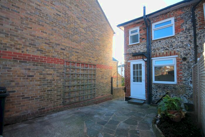 1 Bedroom Semi-Detached House To Rent In Middle Road, Leatherhead KT22
