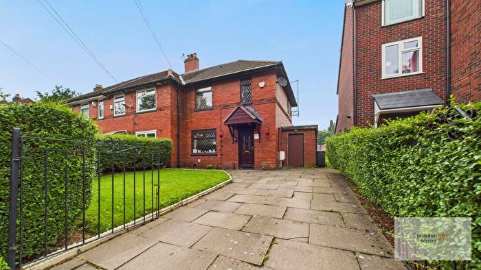 2 Bedroom Town House For Sale In Broad Oak Lane, Fairfield, Bury, BL9