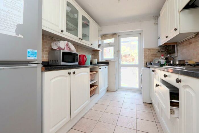 5 Bedroom Flat To Rent In B Gage Road Canning Town, London, E16