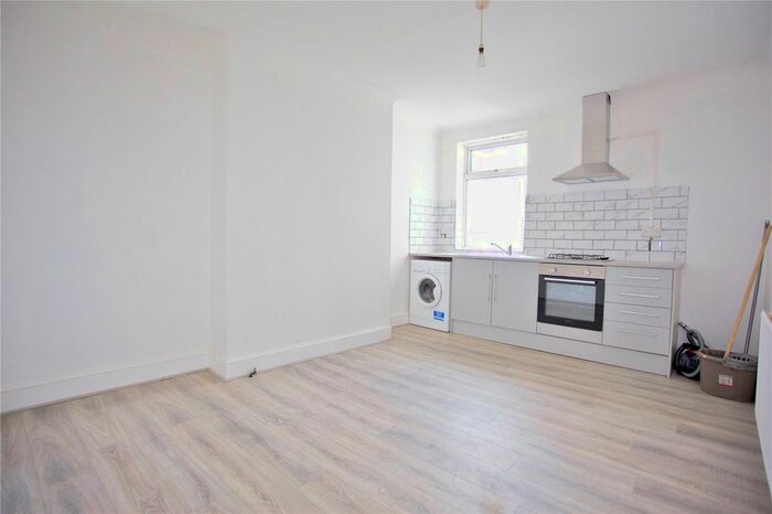 3 Bedroom Flat To Rent In High Road Leyton, London, E10