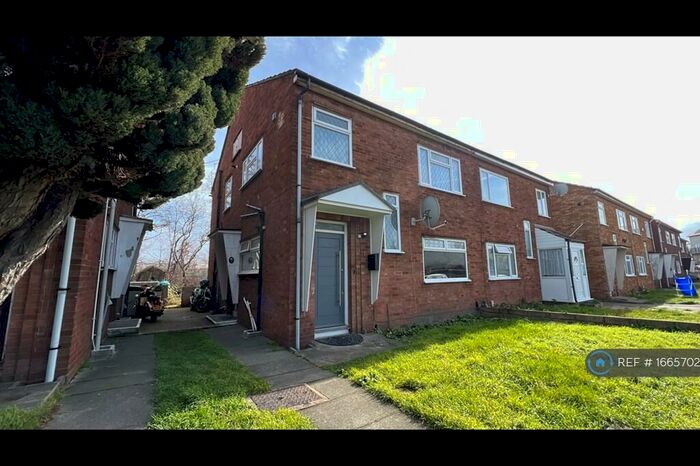 2 Bedroom Flat To Rent In Bush Close, Ilford, IG2