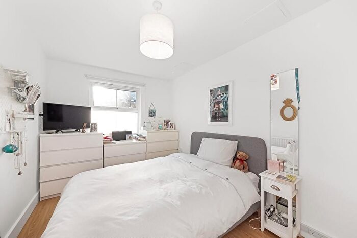 2 Bedroom Flat For Sale In Hayes Grove, London, SE22