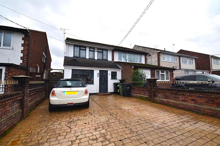 4 Bedroom Semi Detached House For Sale In York Road, Rochford, SS4