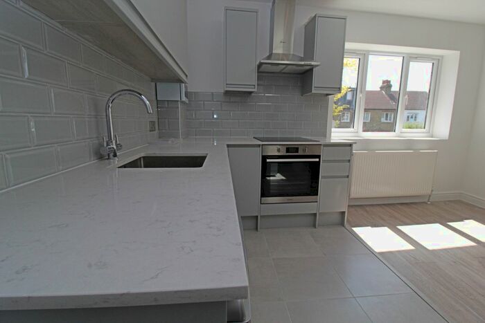 3 Bedroom Flat To Rent In Upper Richmond Road West, London, SW14
