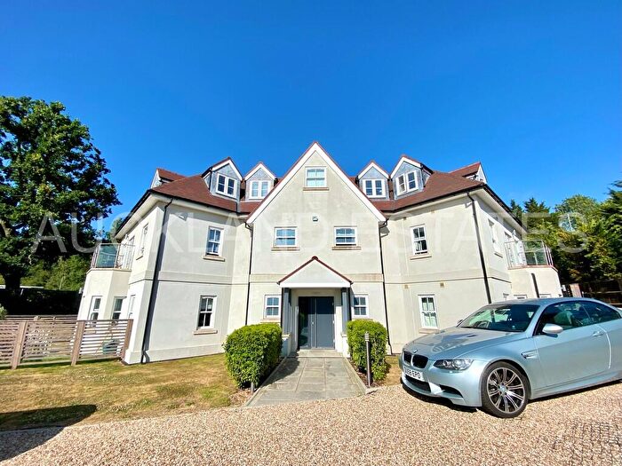 2 Bedroom Apartment For Sale In Swan Lodge, Brookmans Park, AL9