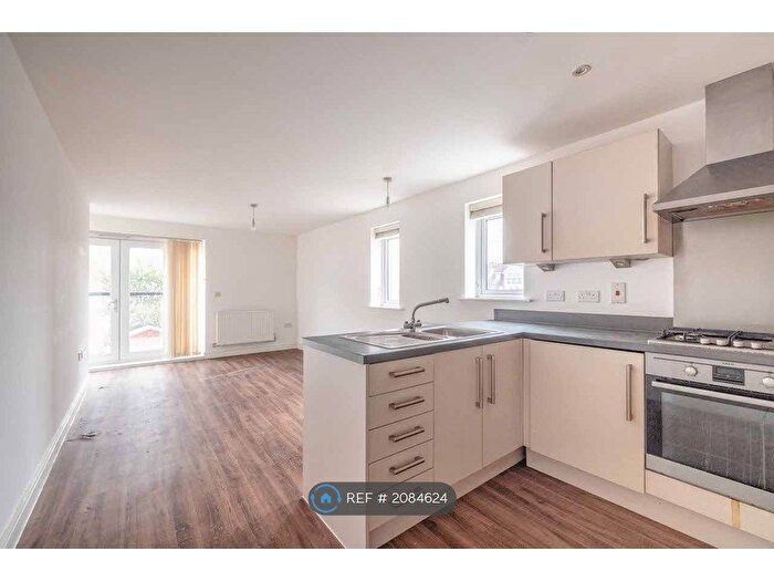 2 Bedroom Flat To Rent In Chadwick Road, Slough, SL3
