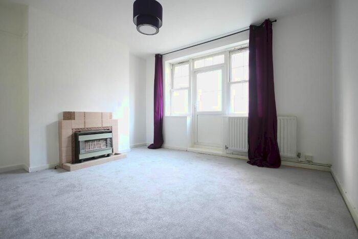 3 Bedroom Flat To Rent In Wyndham Estate, Camberwell, London, SE5