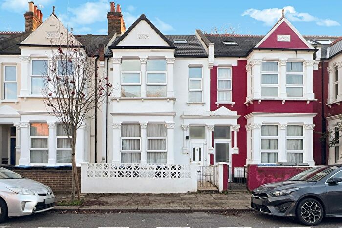 4 Bedroom Semi-detached House For Sale In Rockhall Road, Cricklewood, NW2
