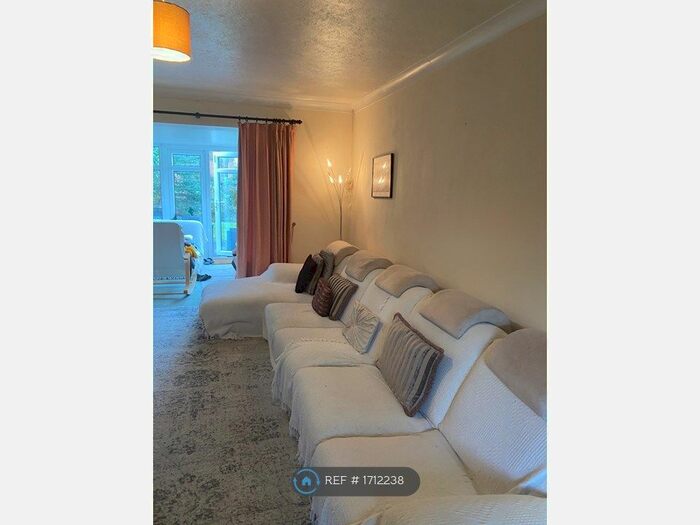 2 Bedroom Bungalow To Rent In Oaken Lane, Claygate, KT10