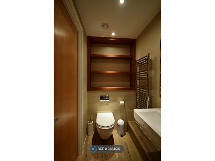 2 Bedroom Flat To Rent In Candle House, Leeds, LS1