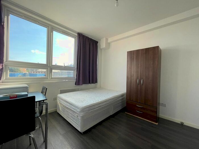 Studio To Rent In Vale Road, London, N4