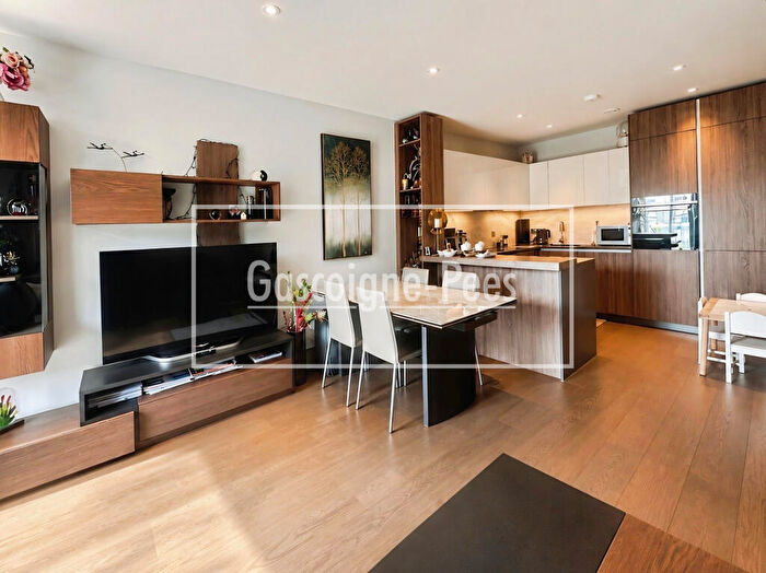 2 Bedroom Flat To Rent In Hamond Court, KT2