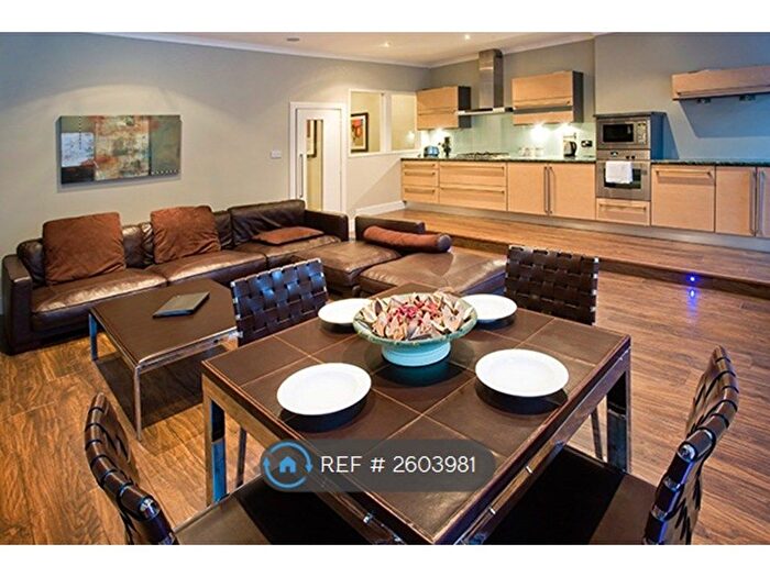 2 Bedroom Flat To Rent In High Street, Edinburgh, EH1