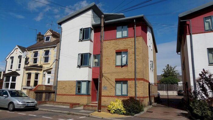 1 Bedroom Flat To Rent In St. Marys Road, Strood, Rochester, ME2