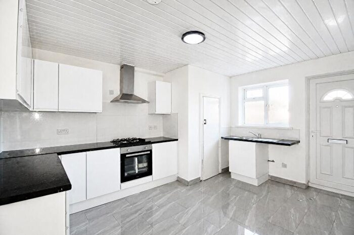 5 Bedroom Flat To Rent In Heather Park Drive, Wembley, Middlesex, HA0