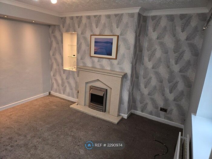 2 Bedroom Flat To Rent In Low Crescent, Clydebank, G81