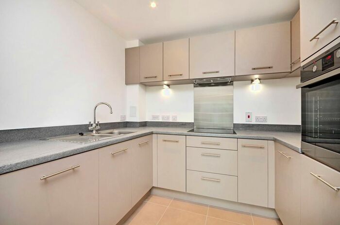 1 Bedroom Flat To Rent In Atkins Square, Hackney Downs, London, E8