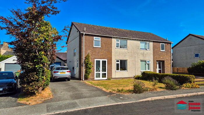 3 Bedroom Semi-Detached House For Sale In Stad Dolwar, Y Ffor, LL53