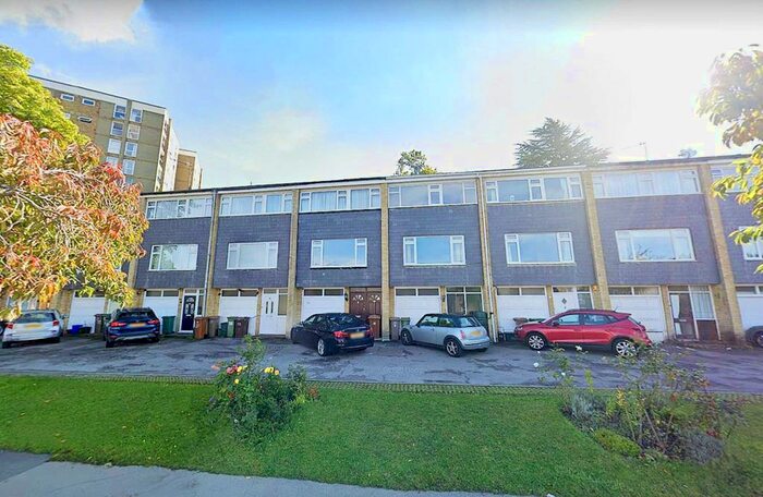 4 Bedroom Detached House To Rent In Effingham Close, Sutton, Surrey, SM2