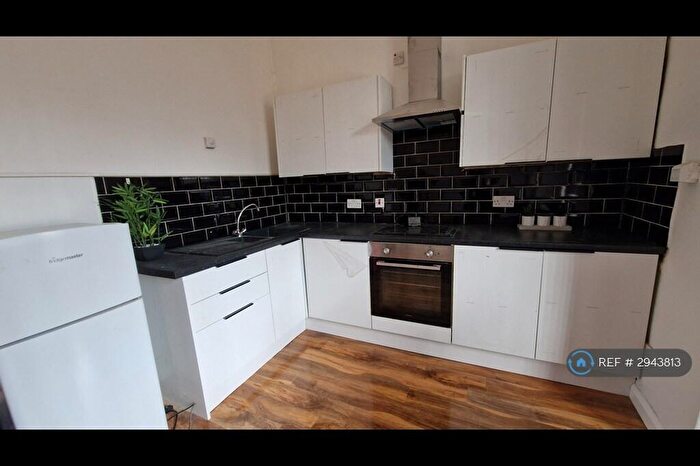 3 Bedroom Flat To Rent In Polygon Road, Manchester, M8