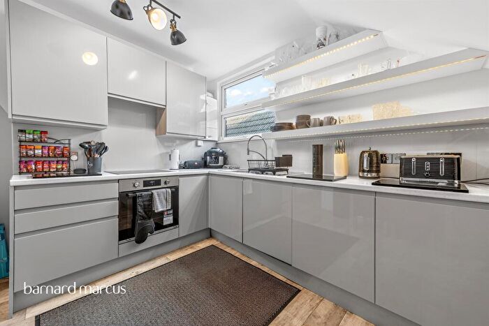 2 Bedroom Flat For Sale In Birdhurst Road, South Croydon, CR2